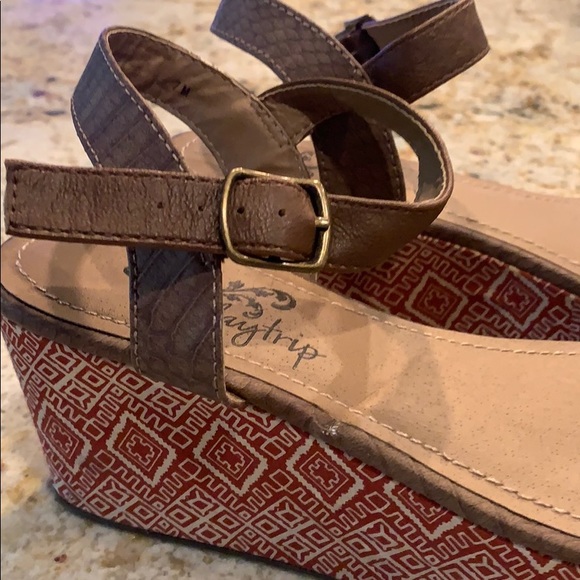 Pattered Wedge Sandals - Picture 3 of 3